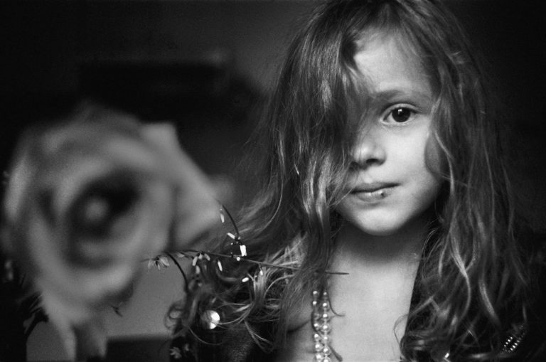 Palermo. 1995. Bambina e rosa